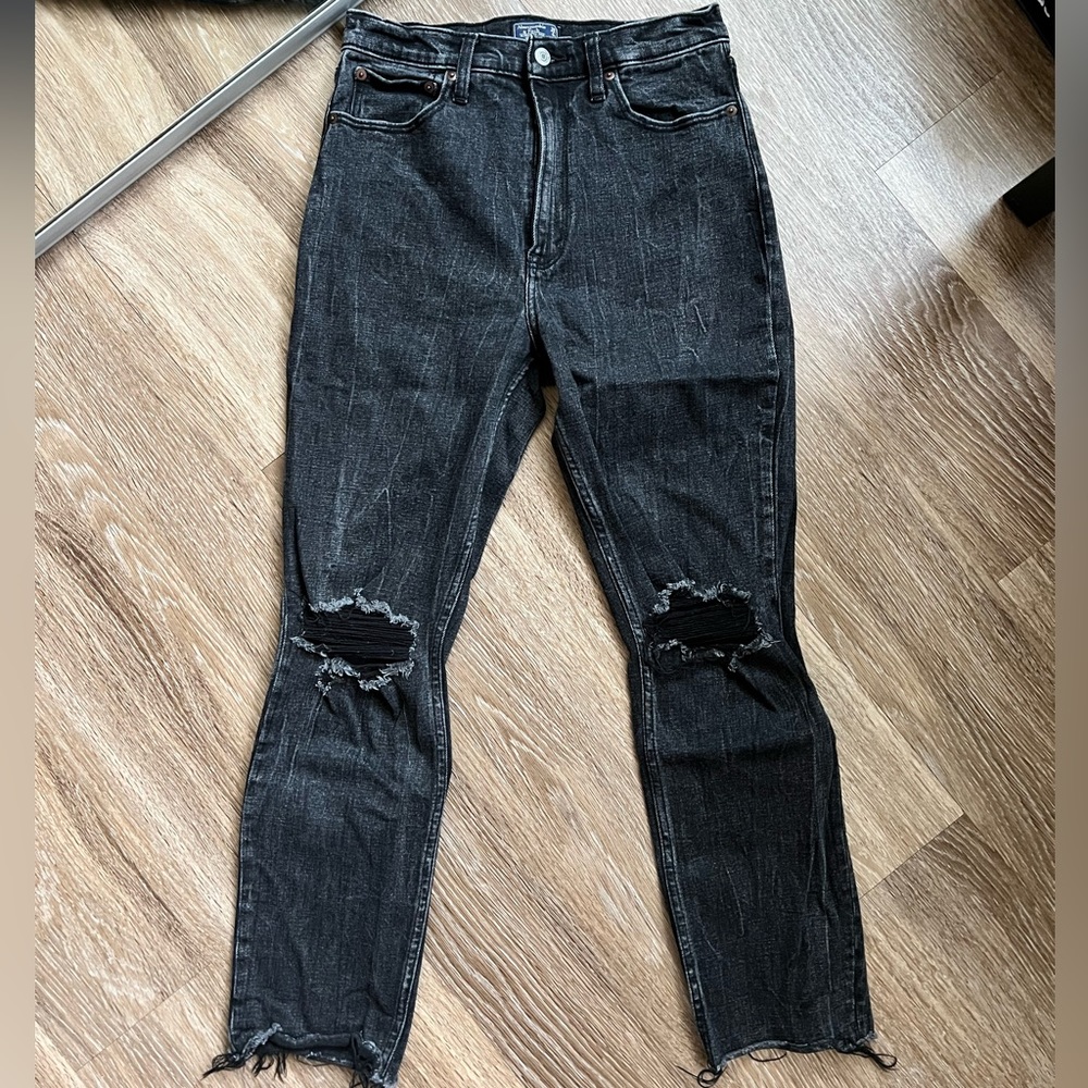 Abercrombie Ultra High Rise Mom Jean size 6/28